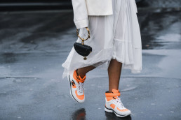 Model trägt high top sneaker von Chanel streetstyle
