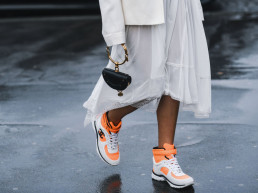 Model trägt high top sneaker von Chanel streetstyle