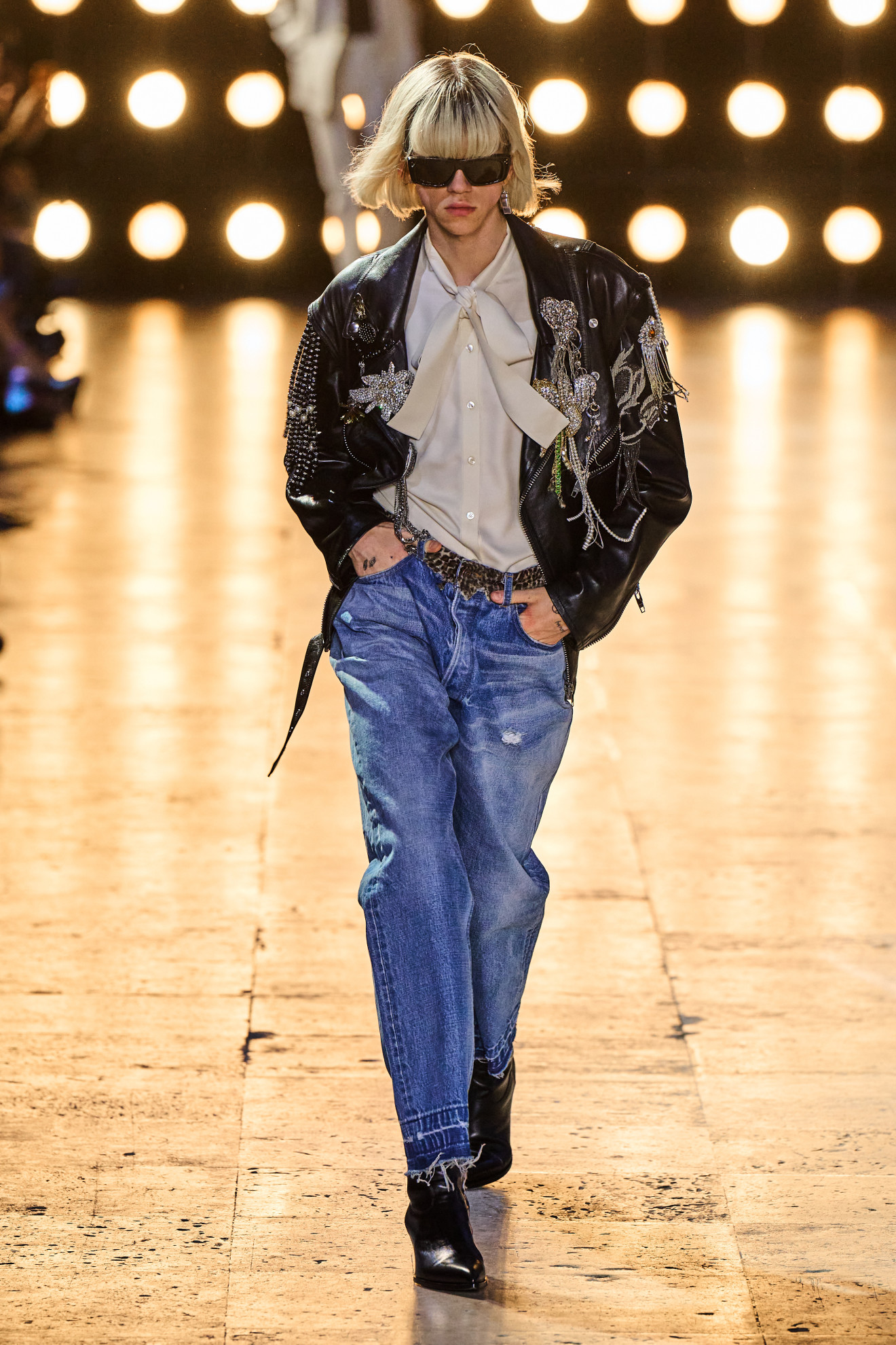 Gucci Bomberjacke mit Kristallverzierung Schluppenbluse mit lässige Denim-Hose auf dem Laufsteg von Celine